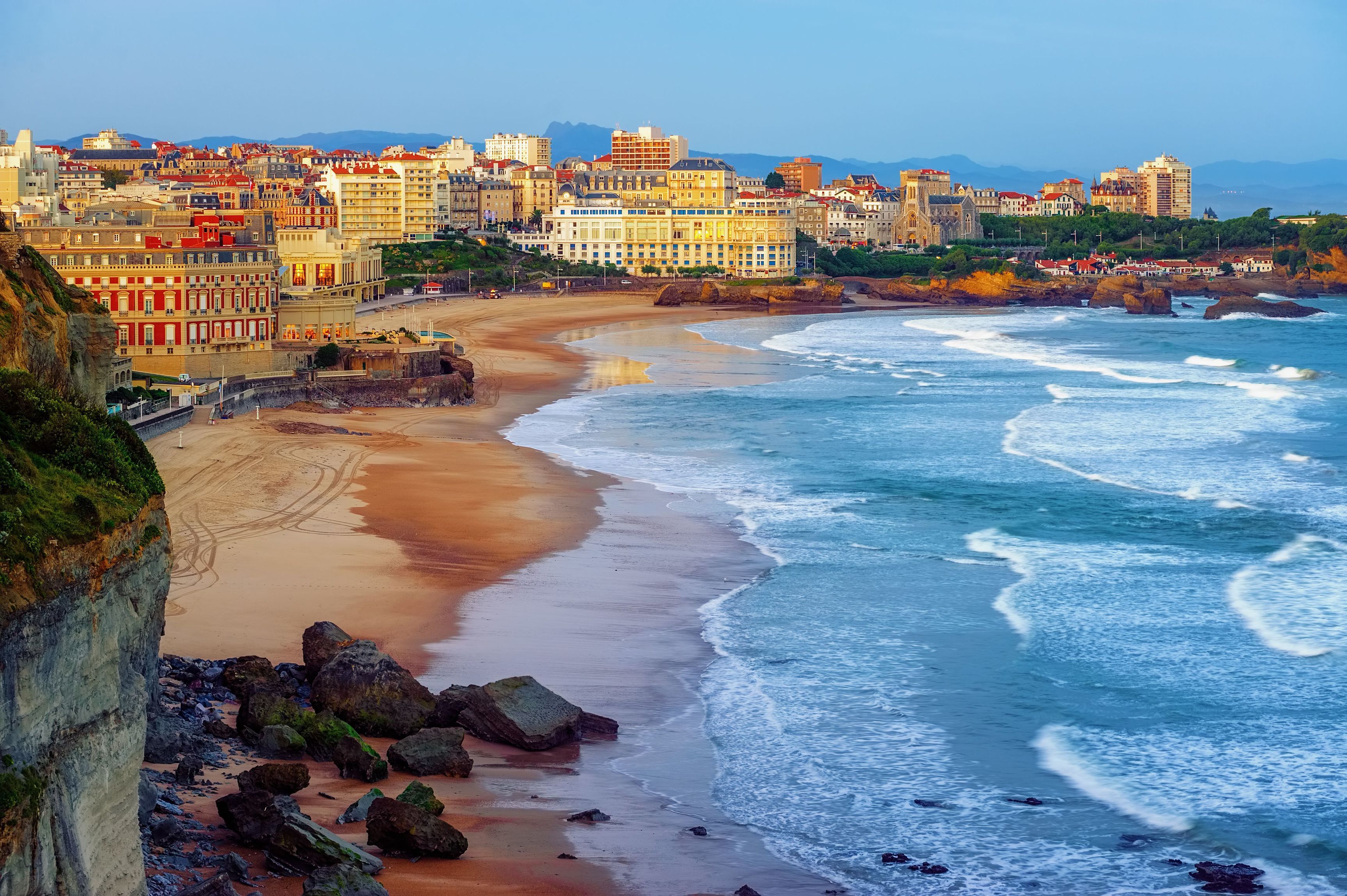 Biarritz - Discover the elegance of Belle Époque architecture and the delights of Basque cuisine in Biarritz.