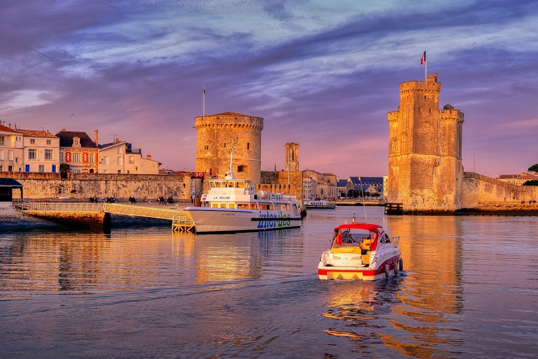 La Rochelle - La Rochelle, a lively medieval port, seduced by its towers, picturesque alleyways and maritime atmosphere.