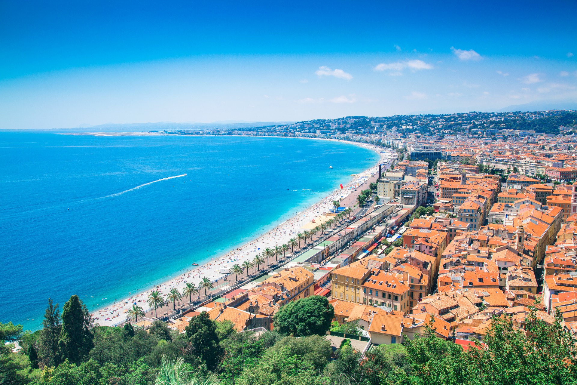 Nice - Stroll along the Promenade des Anglais to enjoy the Mediterranean sweetness of Nice.