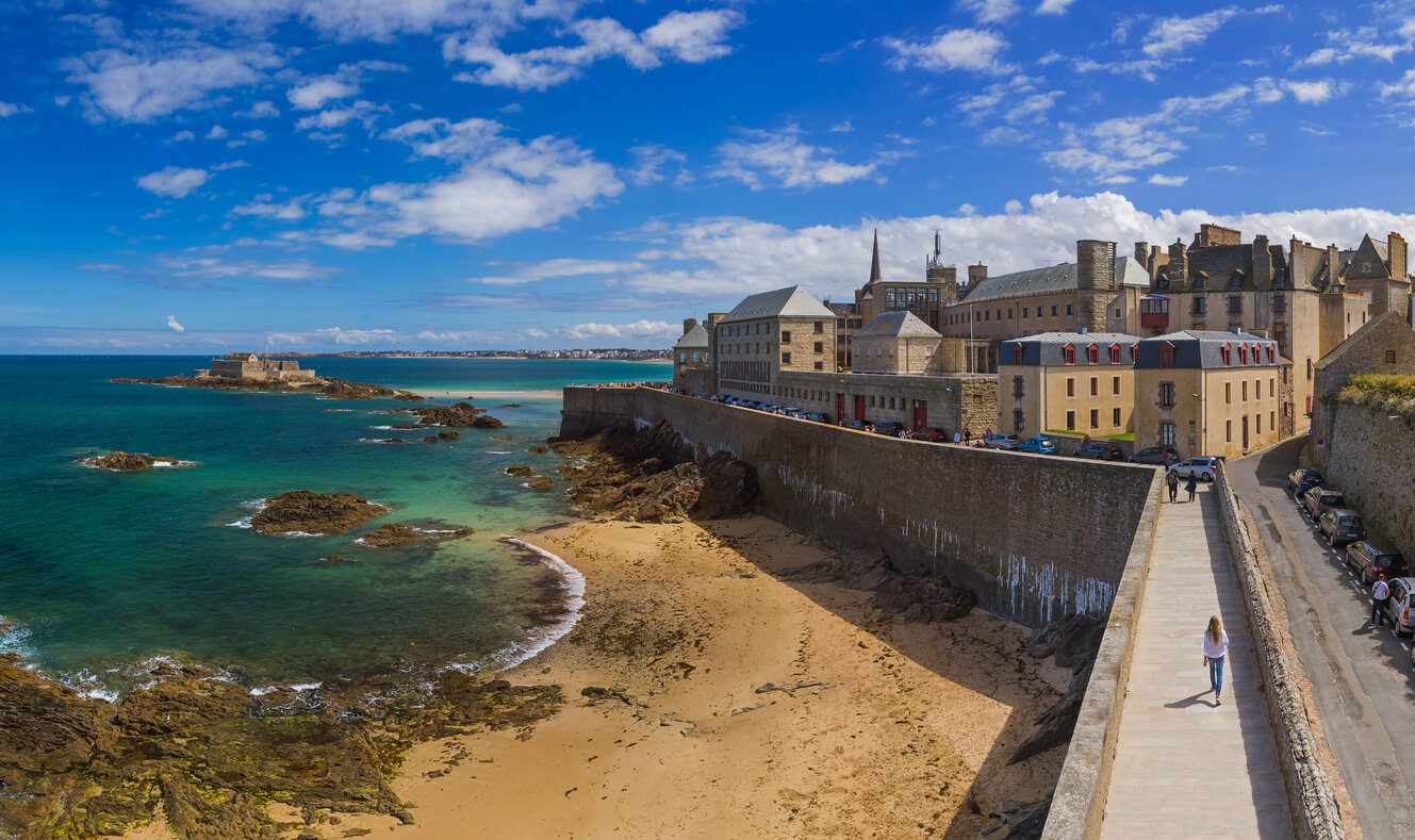 Saint Malo - Saint-Malo, citadel with imposing ramparts, offers its golden beaches and a journey into Breton maritime history.