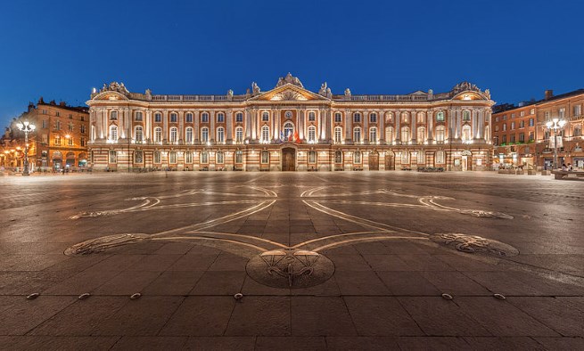 Toulouse - Toulouse, the pink city, fascinates with its magnificent medieval architecture and picturesque alleyways.