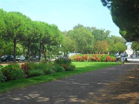 Charruyer Park, Large public park with walking paths and wildlife.