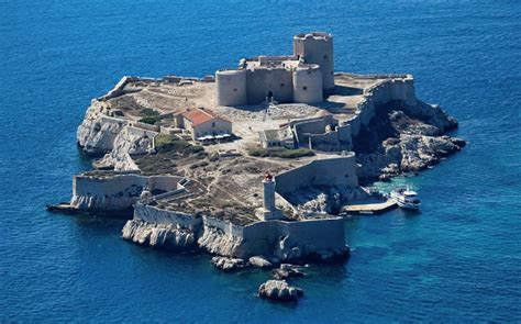 Château d'If, Uma fortaleza e uma antiga prisão na ilha de Se.