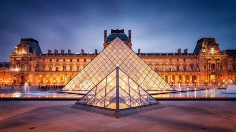 Louvre Museum, The world's largest art museum.