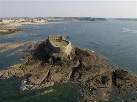 Petit Bé, Historic fort on a tidal island.