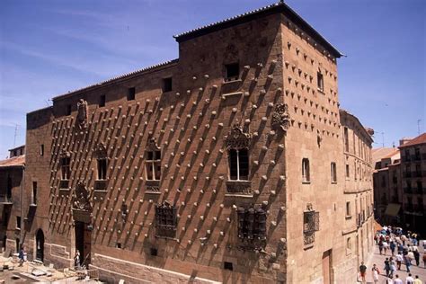 Casa de las Conchas, A Gothic palace famous for its shell-covered facade.