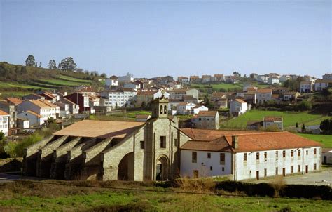 Colexiata de Santa María do Sar, A Romanesque church with leaning columns.