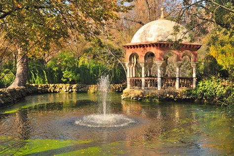 María Luisa Park, A public park that stretches along the Guadalquivir River.