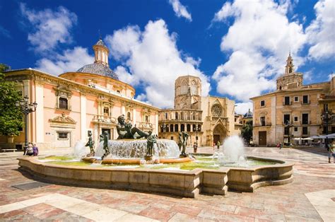 Basílica de la Virgen de los Desamparados, A basilica dedicated to the patroness of Valencia.