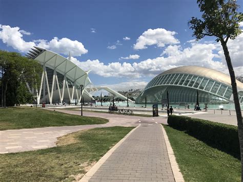 Jardín del Turia, A large urban park.