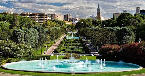 Parque José Antonio Labordeta, A large urban park with gardens and monuments.